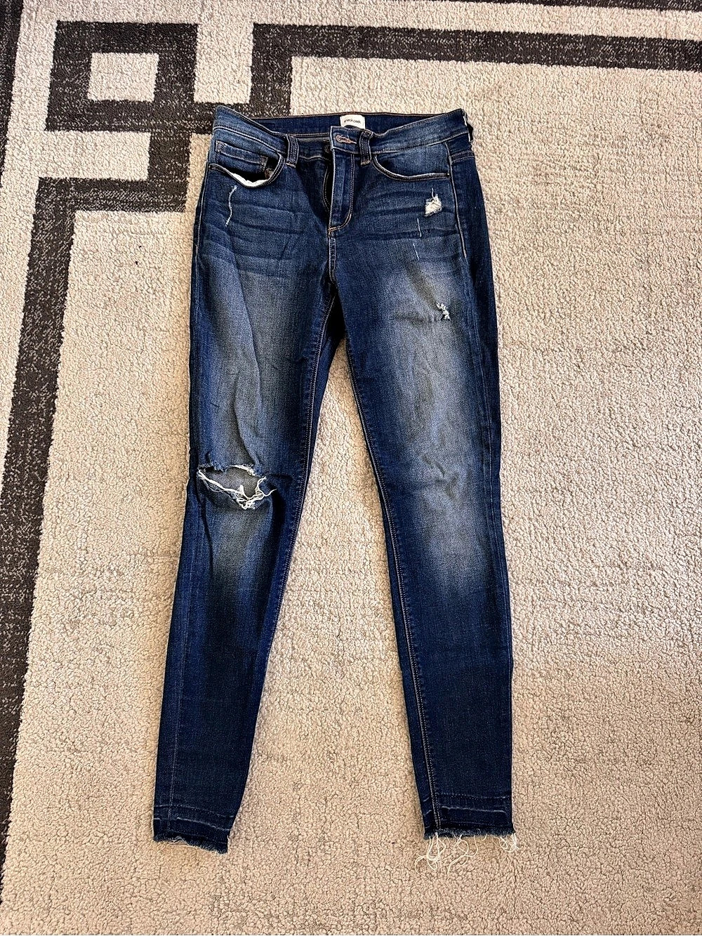 Sneak Peek Distressed Skinny Jeans in Blue Size 7